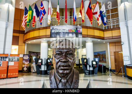 Orlando Florida,Municipio,governo locale,centro civico,centro,interno,rotunda,lobby,busto,scultura,Martin Luther King,MLK,bandiere,FL170222056 Foto Stock