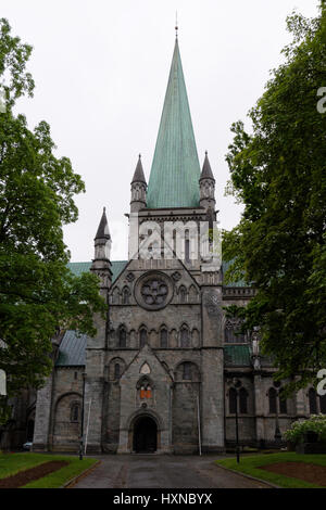 Vista frontale della cattedrale di Nidaros a Trondheim, Norvegia Foto Stock