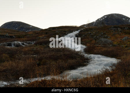 Fiume che scorre giù per il lago Skorrigorrivatnet vicino a Bodø, Norvegia settentrionale Foto Stock