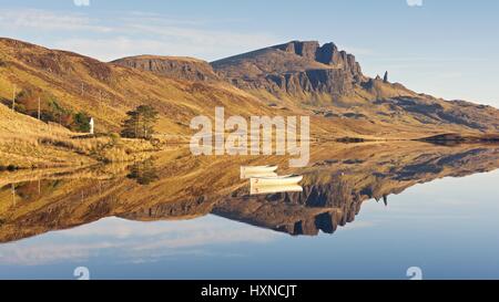 Una rara ancora giorno a Skye significava Loch Fada specchio era ancora permettendo il vecchio uomo di storr per riflettere perfettamente Foto Stock