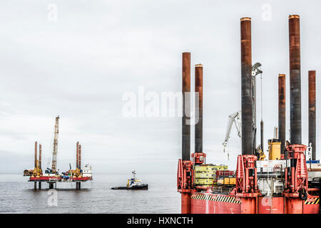 Impianti di trivellazione offshore e in barca nel canale di Bristol,druring la costruzione di Hinhley C power station. Foto Stock