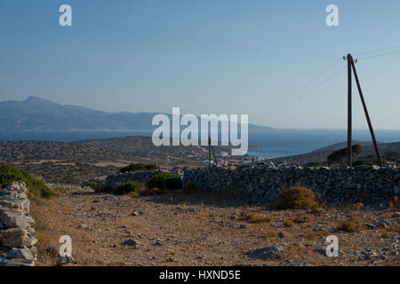 Die Hügel von Iraklia im Abendlicht mit Blick auf das Meer und die umliegenden isole, Iraklia Insel, kleine Kykladen, Griechenland Foto Stock