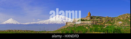 Khor Virap Chiesa Apostolica Armena monastero in Armenia con cime del Monte Ararat in Turchia lontano. Foto Stock