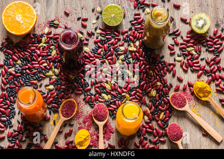 Detox dieta. Colorati diversi succhi di frutta freschi. vista superiore Foto Stock