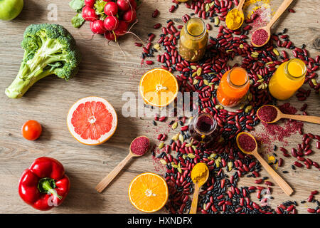 Detox dieta. Colorati diversi succhi di frutta freschi. vista superiore Foto Stock