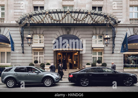 Fotografia a colori del lato di ingresso a Londra è il Ritz Hotel mostra i portieri e automobili parcheggiate fuori. Foto Stock