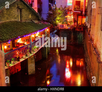 Yangshuo, Guangxi, Cina - 1 Aprile 2010: attrazioni nel sud della Cina popolare con i turisti da tutto il mondo. Marzo 30, 2010. Yangshuo West Street Foto Stock