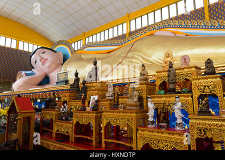 Wat Chaiya Mangkalaram o Wat Chayamangkalaram è un Thai tempio buddista di George Town, Penang, Malaysia, la maggior parte notevole per il suo Buddha reclinato stat Foto Stock