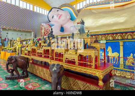 Wat Chaiya Mangkalaram o Wat Chayamangkalaram è un Thai tempio buddista di George Town, Penang, Malaysia, la maggior parte notevole per il suo Buddha reclinato stat Foto Stock