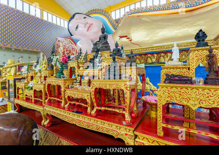 Wat Chaiya Mangkalaram o Wat Chayamangkalaram è un Thai tempio buddista di George Town, Penang, Malaysia, la maggior parte notevole per il suo Buddha reclinato stat Foto Stock