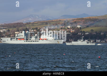 RFA Fort Victoria (A387) della Flotta Reale ausiliaria, e HMS Bangor (M109) della Royal Navy, off Gourock sul Firth of Clyde. Foto Stock