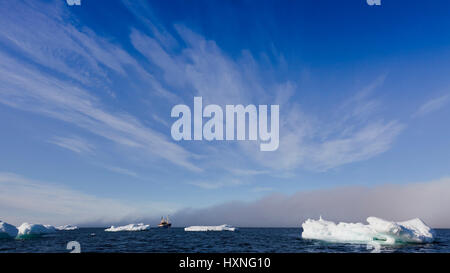 MS a Stoccolma tra iceberg nel mare polare a galla, MS Stockholm zwischen Eisberg im Polarmeer treibend Spitzbergen Norwegen Foto Stock