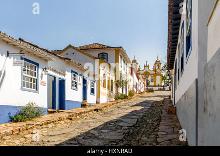 Colorate case coloniali e della chiesa nella città di Tiradentes - Minas Gerais, Brasile Foto Stock