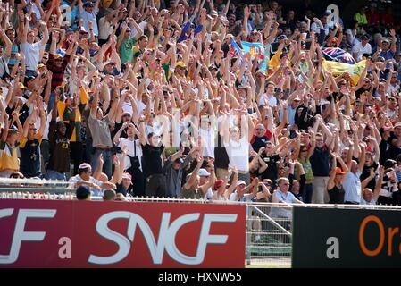 RUGBY FAN facendo onda messicano AUSTRALIA FIJI V STADE DE LA MOSSON MONTPELLIER FRANCIA 23 Settembre 2007 Foto Stock