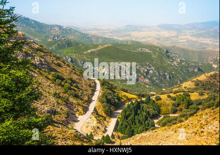 Curva strada al Puerto de las palomas, tra Zahara e Grazalema, Andalusia, Spagna Foto Stock