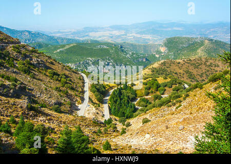 Curva strada al Puerto de las palomas, tra Zahara e Grazalema, Andalusia, Spagna Foto Stock