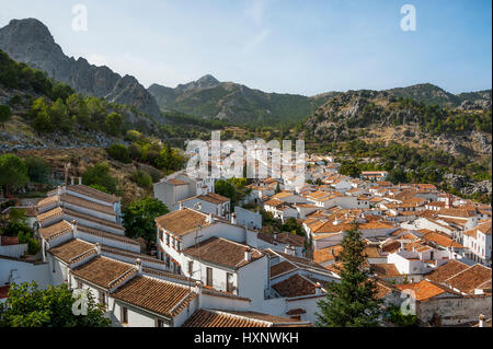 Villaggio montano di Grazalema, bianche città dell'Andalusia, Sierra de Grazalema parco naturale, provincia di Cádiz, Spagna Foto Stock
