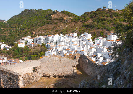 Villaggio Casares, vista dal Castillo Árabe, bianche città dell'Andalusia, Sierra Bermeja, provincia di Malaga, Spagna Foto Stock