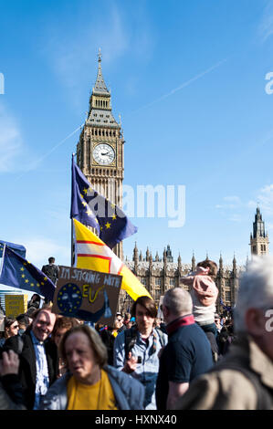 Il mese di marzo per l'Europa a Londra sabato 25 marzo 2017. Demo da Hyde Park a Piazza del Parlamento. Organizzato dal Movimento Unite per l'Europa. Foto Stock