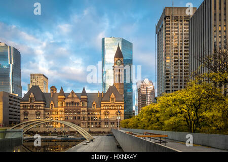 Nathan Phillips Square e il Vecchio Municipio - Toronto, Ontario, Canada Foto Stock