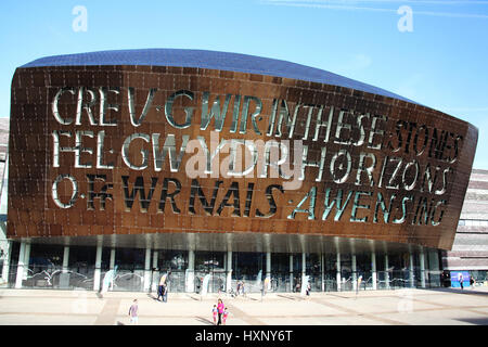 Cardiff Wales, Regno Unito, 31 agosto 2016 : Il Wales Millennium Centre che ha aperto nel 2004, è un centro culturale per opera e balletto, teatro e danza perfor Foto Stock