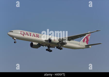 Qatar Airways boeing 777 A7-bac atterraggio all'aeroporto Heathrow di Londra, Regno Unito Foto Stock