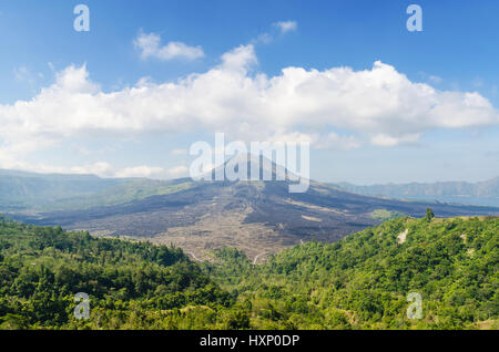Vulcano Batur vista dal villaggio di kintamani a Bali Indonesia Foto Stock