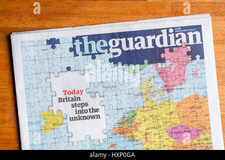 Il lato anteriore della pagina del quotidiano Guardian il giorno che il trigger DEL REGNO UNITO Articolo 50 per iniziare il processo di lasciare l'UE. Foto Stock