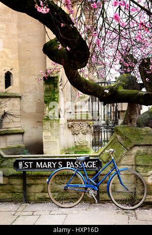 Oxford Regno Unito - St Marys il passaggio e la bicicletta in primavera; Oxford, Oxfordshire, Regno Unito Foto Stock