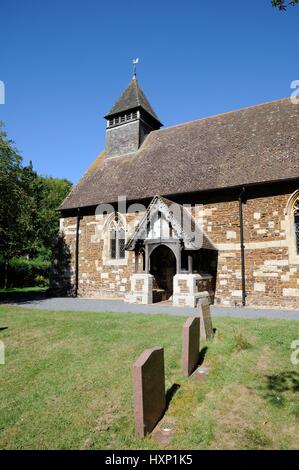 St Michaels Chiesa, Egginton, Bedfordshire, presenta una navata di ironstone, coro di Totternhoe pietra, eun incastrata vittoriano campana-turrett. Foto Stock