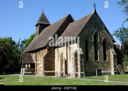 St Michaels Chiesa, Egginton, Bedfordshire, presenta una navata di ironstone, coro di Totternhoe pietra, eun incastrata vittoriano campana-turrett. Foto Stock