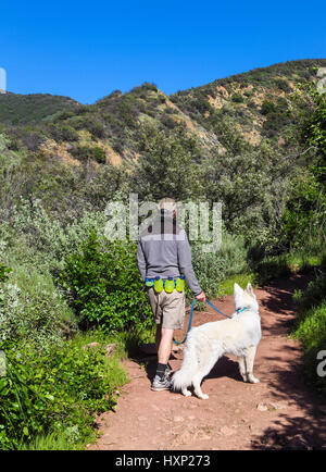 Escursionista e cane sul comodo sentiero Dell vicino a Ojai, California Foto Stock