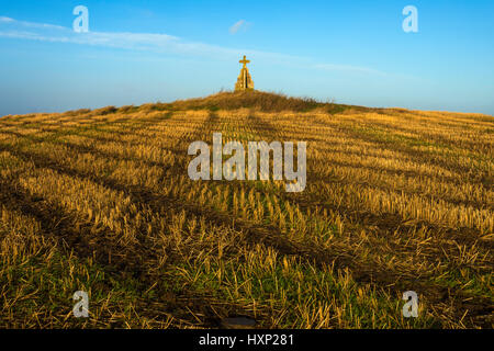 Croce di pietra sul tumulo di Mey, vicino al villaggio di Mey, Caithness in Scozia, Regno Unito Foto Stock