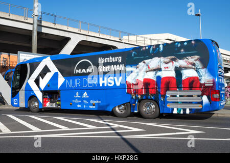 Autobus squadra di Hamburger SV dipartimento di calcio. La HSV è l'unica squadra che ha giocato in ogni stagione della Bundesliga fin dal momento della sua fondazione 1963 Foto Stock