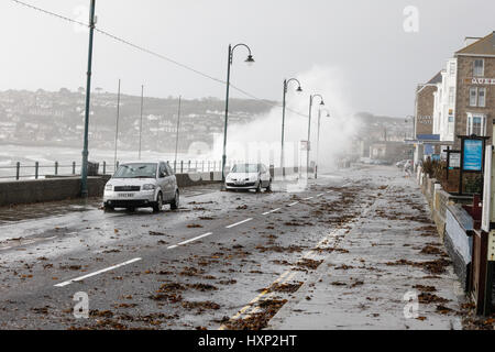 Onde che si infrangono sul lungomare in Penzance durante una tempesta di neve Foto Stock