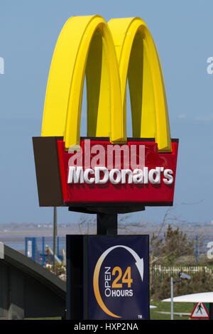 Il Golden Arches logo symbol di McDonald's ristorante fast food chain Foto Stock