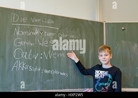 Ragazzo facendo grammatica tedesca presso la scuola primaria Foto Stock