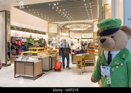 Harrod's store in partenza lounge al Terminal 5 di Londra Heathrow. London Borough of Hillingdon, Greater London, England, Regno Unito Foto Stock