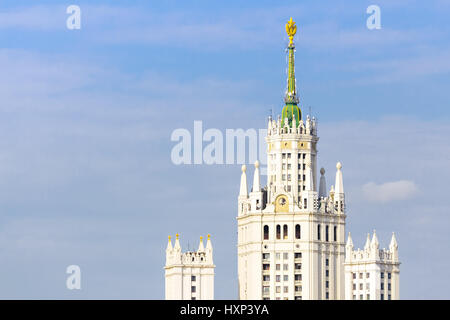 Vista ingrandita di Kotelnicheskaya embankment edificio a Mosca Foto Stock