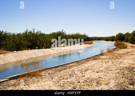 Canale di irrigazione nella contea di San Joaquin. Scarsità d'acqua e siccità. Foto Stock