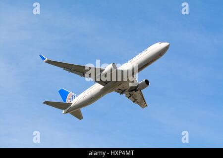 Regno compagnia aerea Boeing 767 di decollare da Heathrow London REGNO UNITO Foto Stock