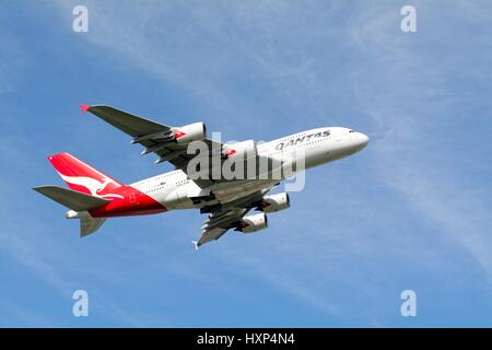 QANTAS UN-380 jet in decollo dall' aeroporto di Heathrow London REGNO UNITO Foto Stock