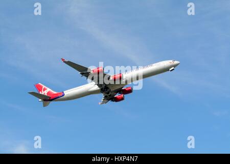 Virgin airline Airbus A 340-600 decollare da Heathrow London REGNO UNITO Foto Stock