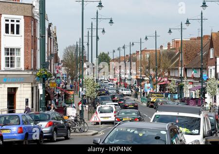 Occupato Whitton high street Twickenham west London REGNO UNITO Foto Stock