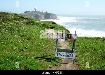 Segno avverte gli escursionisti California il sentiero costiero deviato da erosione Wave Foto Stock