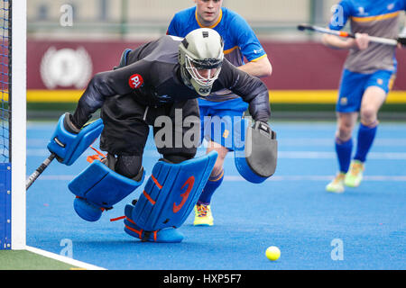 Un maschio di hockey il portiere gamma 2017 Mens match tra Cardiff incontrato Università v Bath University, a Cyncoed Campus, Cardiff, 29 marzo 2017 Foto Stock