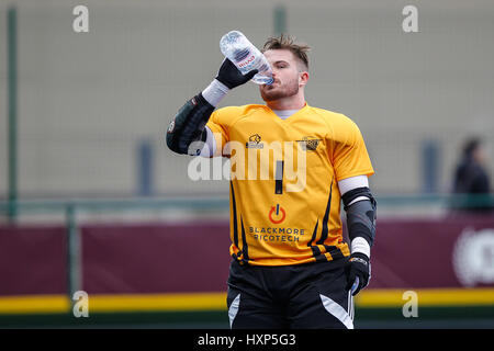 Un maschio di portiere di hockey - Gamma 2017 Mens match tra Cardiff incontrato Università v Bath University, a Cyncoed Campus, Cardiff, 29 marzo 2017 Foto Stock