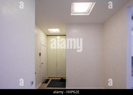 Il soffitto bianco e illuminata con LED Foto Stock