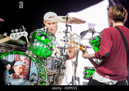 DrummerChad Smith dei Red Hot Chili Peppers in primo piano il palco principale al giorno 3 della T nel Parco Festival, 10 luglio, 2016 in Scozia. Foto Stock