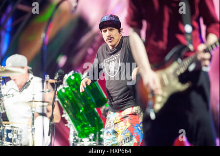 Anthony Kiedis dei Red Hot Chili Peppers in primo piano il palco principale al giorno 3 della T nel Parco Festival, 10 luglio, 2016 in Scozia. Foto Stock